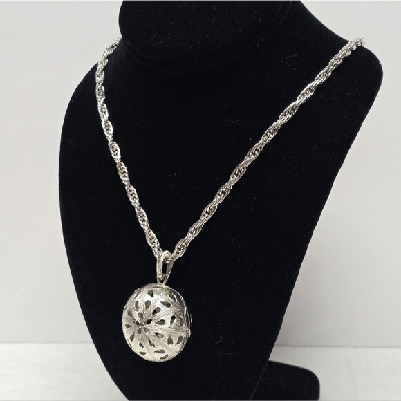 Vintage Trifari Filigree Silver Openwork Round Ball Pendant Necklace Boho Chic - Picture 2 of 12